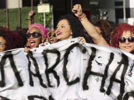 Bresil-les-femmes-reclament-le-droit-d-etre-crepues_exact780x585_l