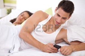 15074975-tricher-sa-femme-jeunes-hommes-bavardant-avec-sa-ma-tresse-pendant-que-sa-femme-dort