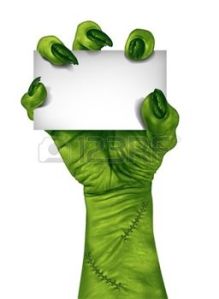 15418062-main-tenant-une-carte-zombie-signe-blanc-comme-un-symbole-effrayant-halloween-ou-effrayant-avec-les-