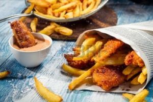 18701066-poisson-et-frites-maison-dans-le-journal