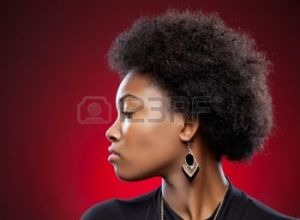 24101946-vue-de-profil-d-une-beaut-noire-avec-coiffure-afro