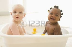 3600486-deux-b-b-s-dans-le-bain--bulles