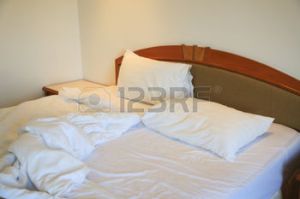 38697194-lit-en-d-sordre-et-se-d-font-dans-la-chambre-d-h-tel-oreillers-blancs-et-lit-dans-la-chambre-blanche