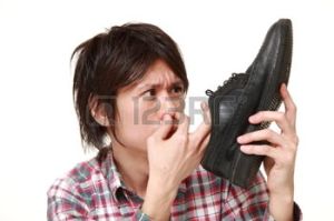 41300469-jeune-homme-japonais-sentant-ses-chaussures