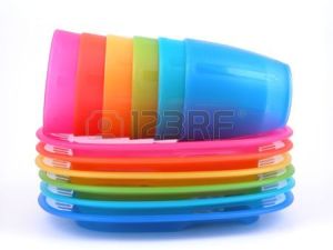 450064-pile-d-assiettes-et-tasses-en-plastique--parfait-pour-un-pique-nique