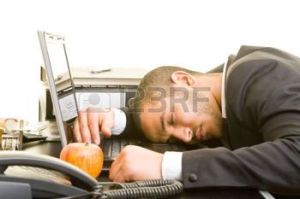 5088935-business-homme-dormant-sur-son-portable--son-bureau