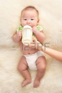 9553664-chinois-pour-b-b-gar-on-se-nourrir-de-lait-de-bouteille-de-b-b