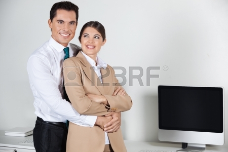 16128603-histoire-d-amour-d-affaires-dans-le-bureau-avec-un-directeur-et-un-secretaire