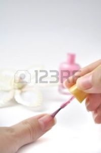 7319615-image-de-rendre-manucure-et-d-coration-de-fleur-rose--ongles-sur-fond