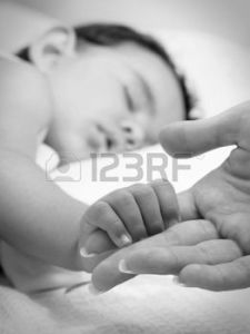 9340000-b-b-dort-prendre-la-main-de-sa-m-re-en-noir-et-blanc