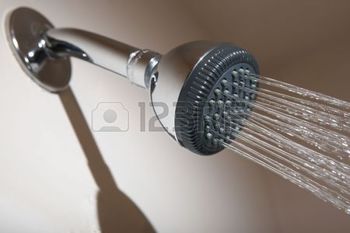 2908635-douche-dans-la-salle-de-bains-t-te-de-pulv-risation-jet-d-eau