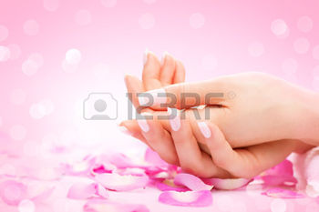 35560928-mains-spa-mains-des-femmes-soign-es-la-peau-douce-de-beaux-ongles