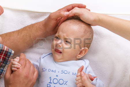 36449206-les-parents-calmer-un-bebe-qui-pleure-en-caressant-sur-sa-tete