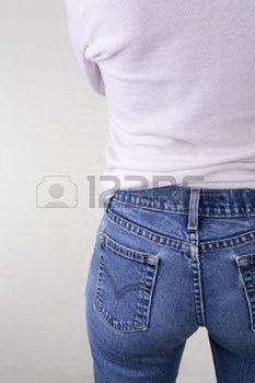 3925369-arri-re-plan-d-une-femme-en-blue-jeans-et-chemise-rose-le-c-t-gauche-du-corps-f-minin--partir-de-l-a